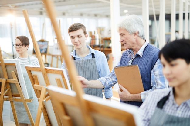 Photo portrait of young art student