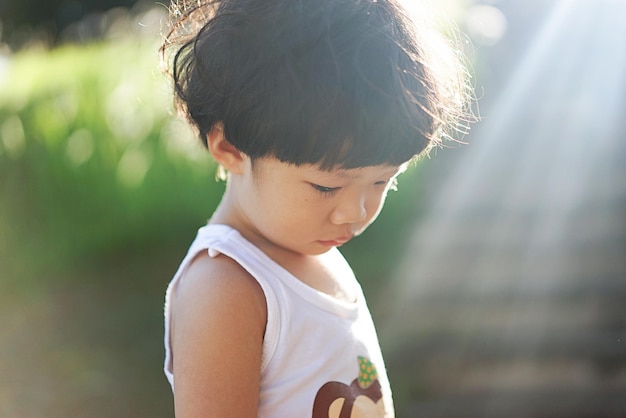 若いアジア人の男の子の肖像画