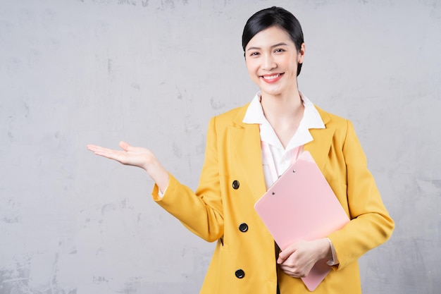 배경에 젊은 아시아 사업가의 초상화