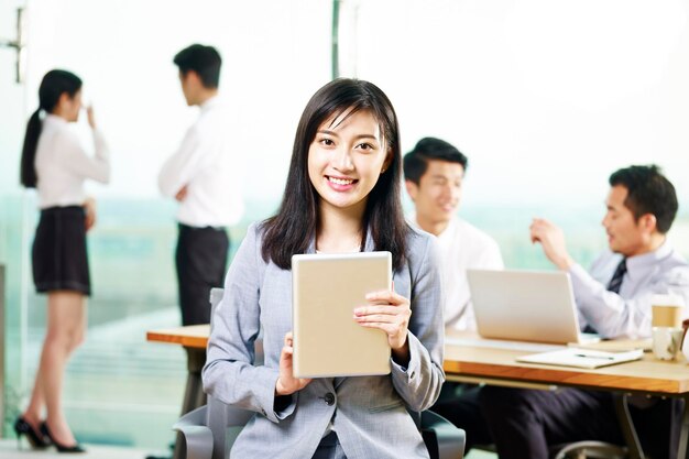 Photo portrait of young asian businesswoman