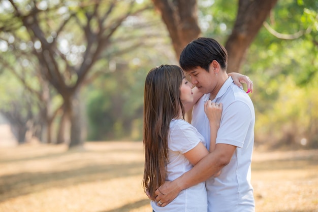 포리스트에서 사랑에 빠진 젊은 아시아 커플의 초상화태국 사람들은 함께 행복합니다발렌타인 데이 개념