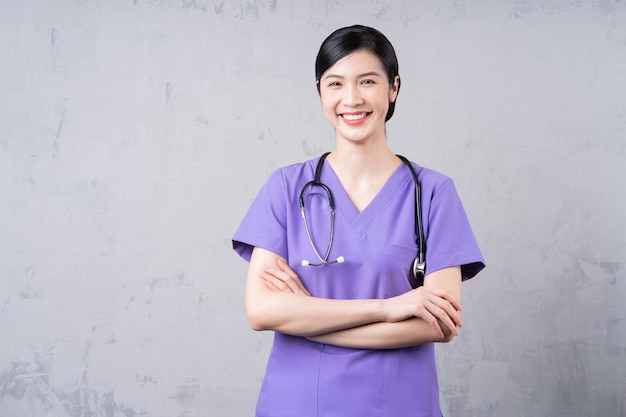 若いアジアの女性医師の肖像画