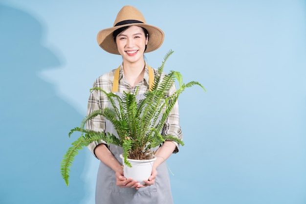 젊은 아시아 여성 농부의 초상화