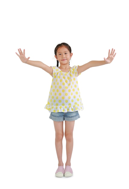Ritratto di giovane ragazza asiatica in casual con le braccia aperte isolato su sfondo bianco. immagine a figura intera con tracciato di ritaglio.