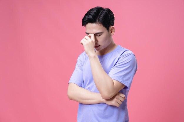 背景に若いアジア人の肖像画
