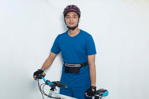 Портрет молодой азиатский мужчина велосипедист, изолированные на белом фоне