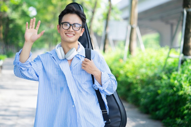 밖에 있는 젊은 아시아 남자의 초상