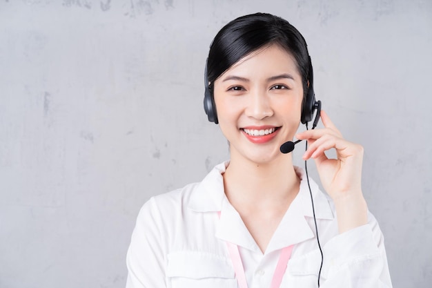 Photo portrait of young asian operator on background