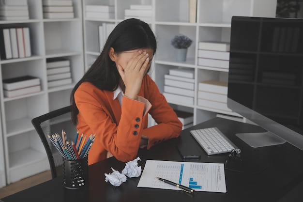 젊은 아시아 여성 손 프리랜서의 초상화는 현대 사무실에서 컴퓨터 태블릿으로 작업하고 있습니다. 회계 분석 보고서 부동산 투자 데이터 금융 및 세금 시스템 개념