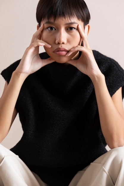 Photo portrait of young asian woman posing in autumn clothes