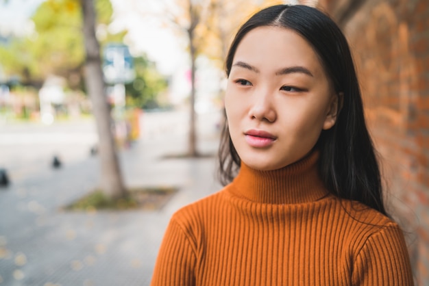 Foto ritratto di giovane donna asiatica in strada.