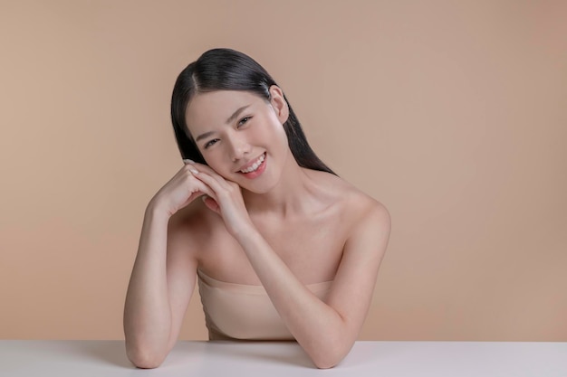 ナチュラルメイクとナチュラルスタイリングを持つ若いアジア人女性のポートレート ナチュラルコスメの広告 ビューティーサロンの広告 ケア化粧品 顔と体のスキンケア