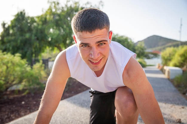 Photo portrait of a young athlete who is training outdoors