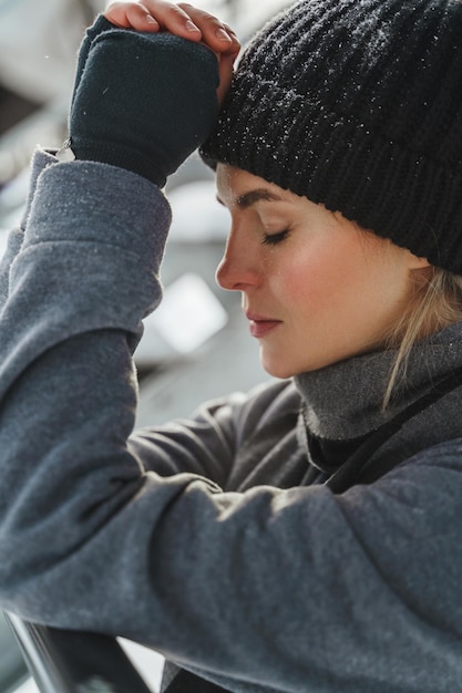 Портрет молодой спортивной женщины во время зимней тренировки на улице