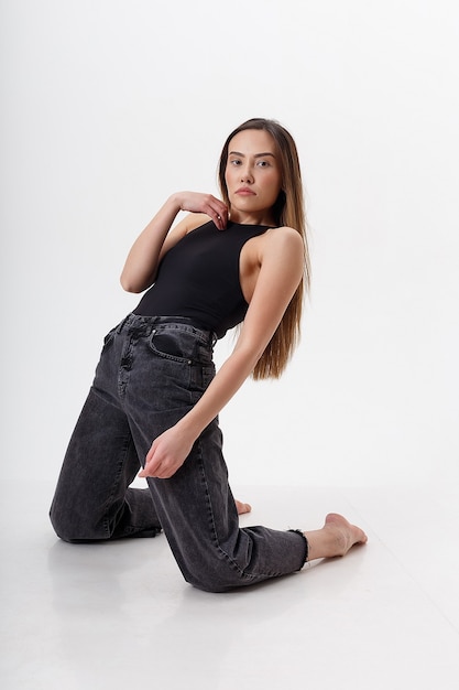 Foto ritratto di giovane donna graziosa magra asiatica attraente con capelli lunghi in tuta nera