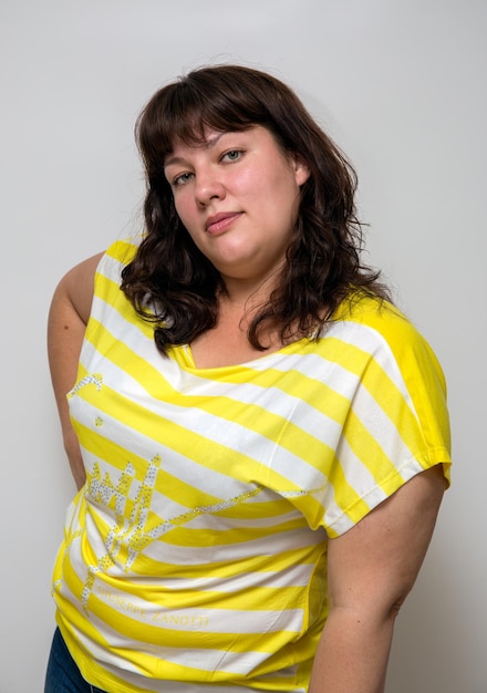 Photo portrait of young attractive plump woman