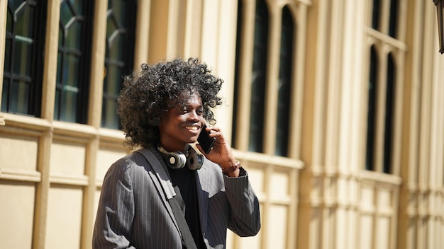 Photo portrait of young attractive stylish african american man model posing in casual clothes against neutral background looking sexy with afro hair. in people youth beauty and fashion concept.