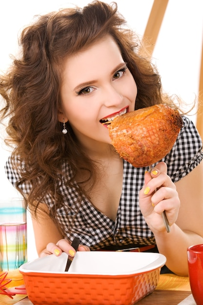 Photo portrait of young attractive woman in the kitchen