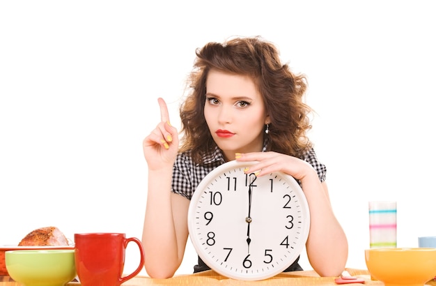 Photo portrait of young attractive woman in the kitchen