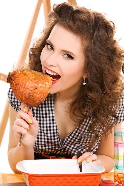 Photo portrait of young attractive woman in the kitchen