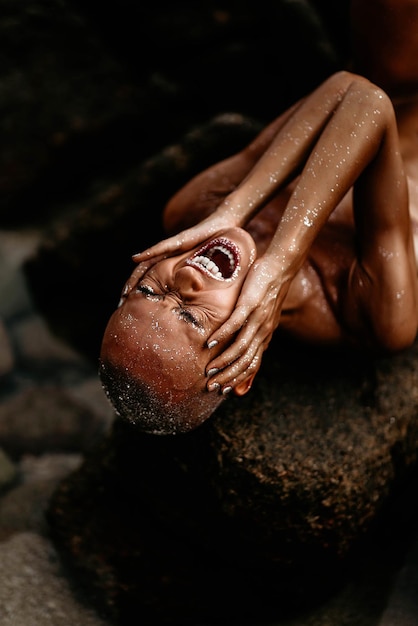 Foto ritratto di una giovane ragazza calva sulla spiaggia