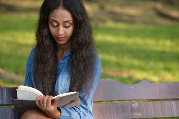 Photo portrait of young beautiful african woman relaxing at the park outdoors