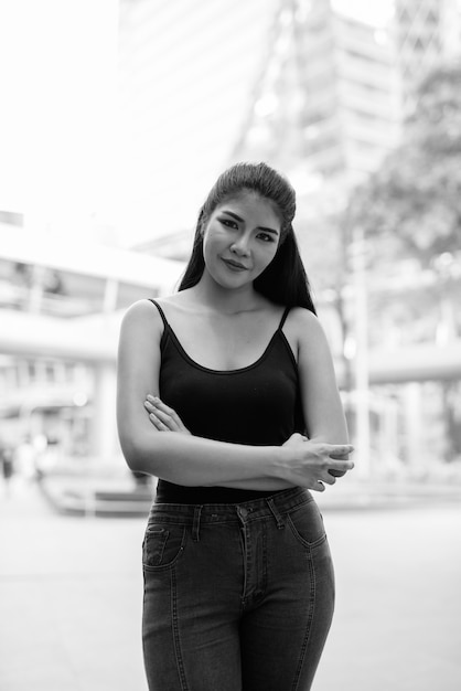 Портрет молодой красивой азиатской женщины, изучающей город в черно-белом