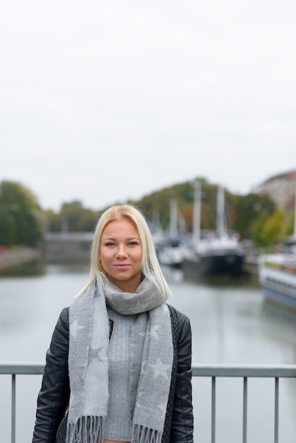 Портрет молодой красивой блондинки скандинавской женщины, расслабляющейся у реки