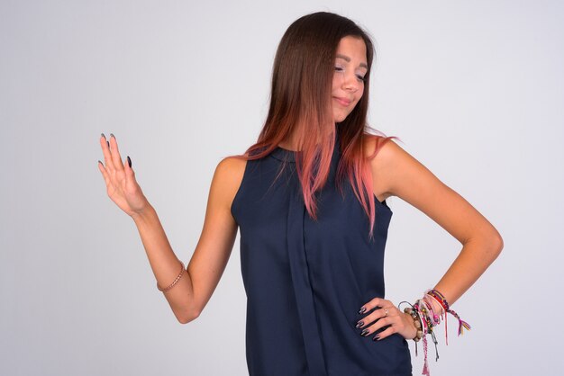 Photo portrait of young beautiful businesswoman against white wall