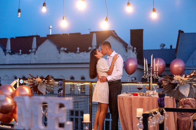 Photo portrait of young beautiful couple kissing