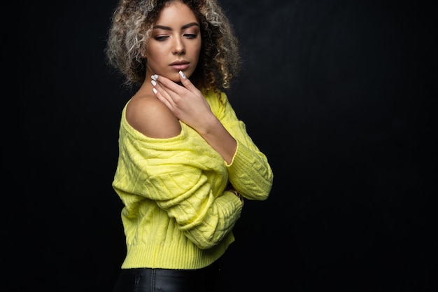 Photo portrait of young beautiful cute cheerful mixed race girl smiling looking at camera over black background