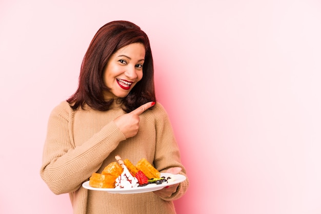 食べ物と皿を保持している若い美しい少女の肖像画