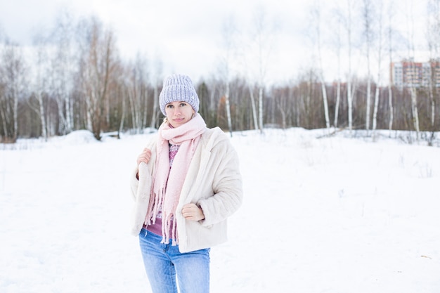 Портрет молодой красивой девушки на улице зимой