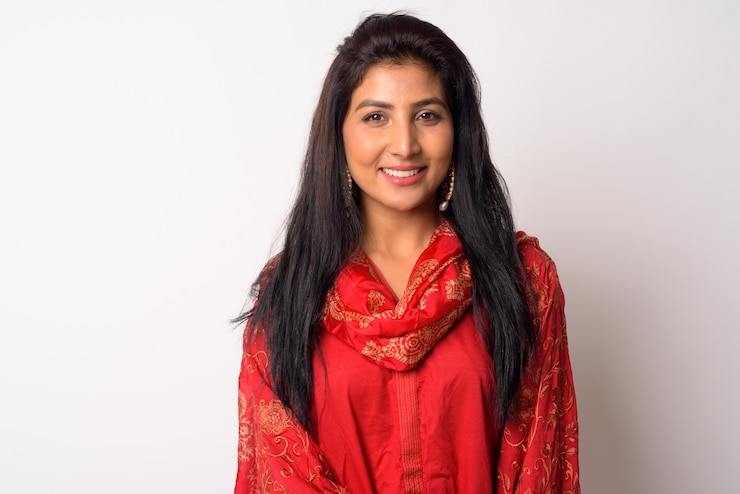 Photo portrait of young beautiful persian woman wearing traditional clothing against white wall