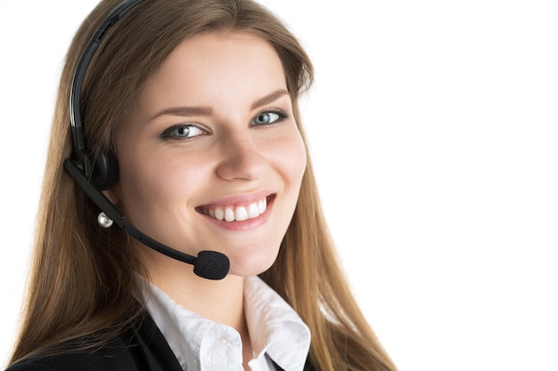 Портрет молодого красивого улыбающегося работника call-центра, разговаривающего с кем-то. Улыбающийся оператор службы поддержки клиентов на работе