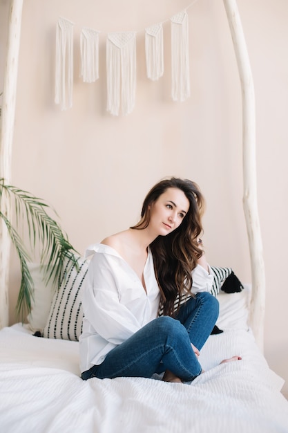 Photo portrait of a young beautiful woman in bed in the morning at home