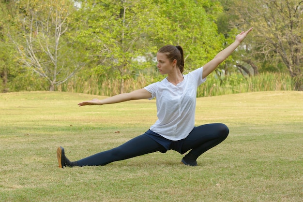 Портрет молодой красивой женщины, тренирующейся в парке на открытом воздухе