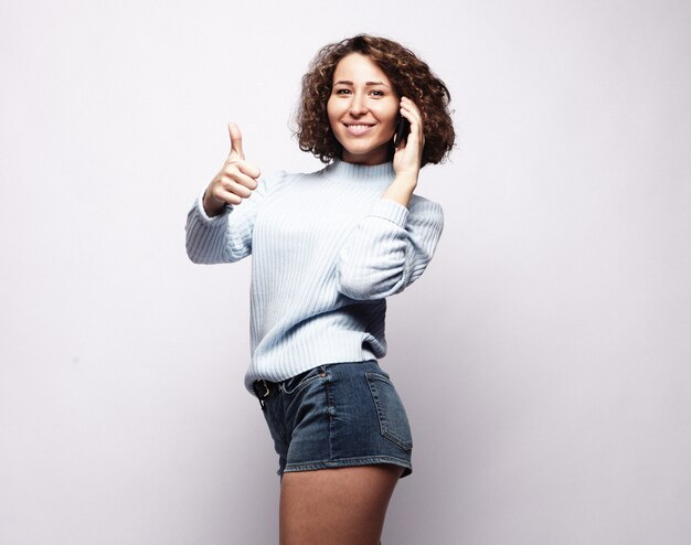 Foto ritratto di giovane bella donna sulla telefonata