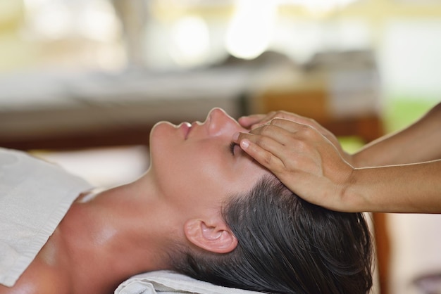 Photo portrait of young beautiful woman in spa environment