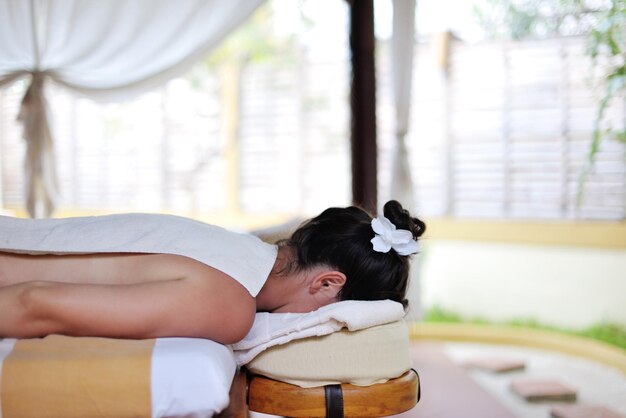 Photo portrait of young beautiful woman in spa environment