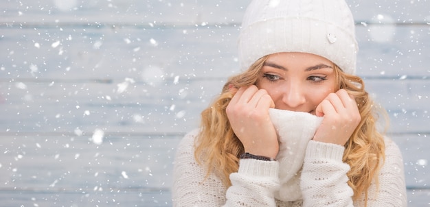 Foto ritratto di giovane bella donna in abiti invernali.