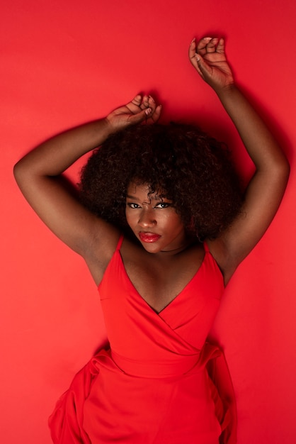 Photo portrait of young beautiful woman with red dress