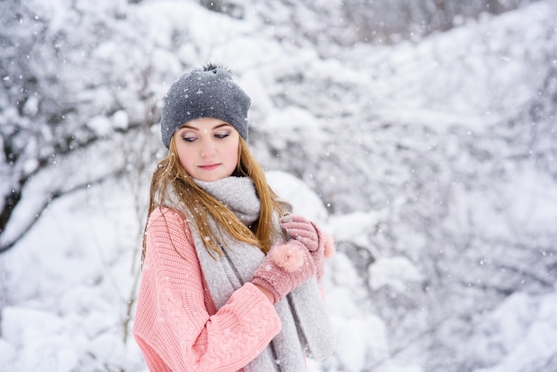 Ritratto di giovane ragazza blondy durante le nevicate