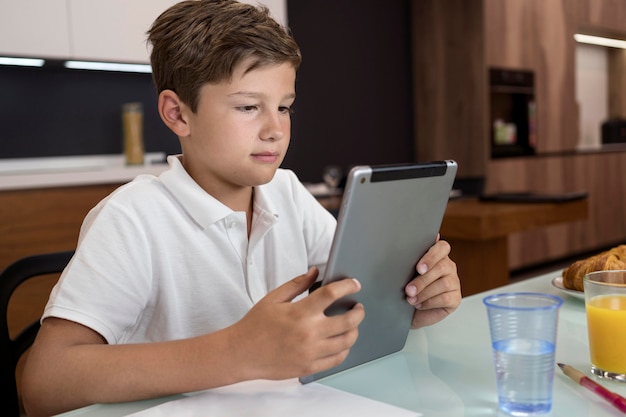 Photo portrait of young boy holding tablet