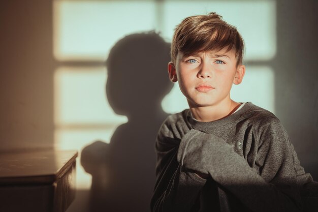 Photo portrait of young boy at home