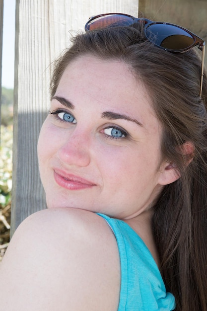 Photo portrait of a young brunette woman on a sunny day