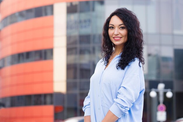 Photo portrait of a young business woman in a cityscape