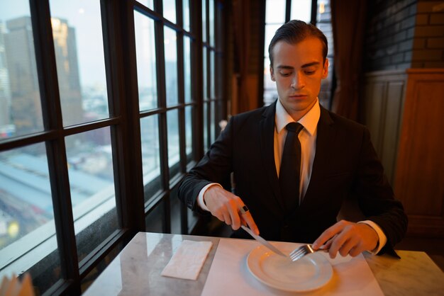 Photo portrait of young businessman ready to eat