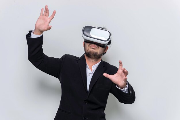 젊은 사업가의 초상화는 흰색 바탕에 가상 현실 VR 고글을 착용합니다.