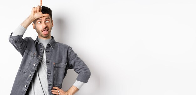 Photo portrait of young businesswoman standing against white background